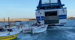 Incidente a Capri, nave Caremar urta barche ormeggiate