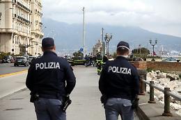Napoli, fugge all'alt e sperona moto della polizia: 18enne arrestato