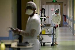 Covid Italia, «decisa discesa ricoveri, in terapia intensiva -33%»