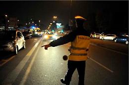 Roma, sfuggono all'alt e sparano contro gli agenti