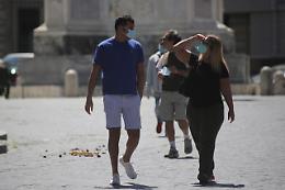 Campania, torna l'obbligo della mascherina all'aperto