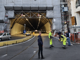 Auto contro impalcature, chiusa parzialmente la Galleria Vittoria