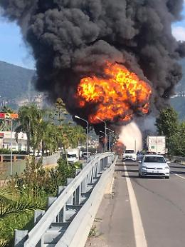 Vasto incendio nel Salernitano, il sindaco: «Allontanatevi dalla zona»