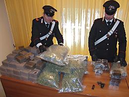 Carico di hashish in autobus con doppifondi dalla Spagna a Villaricca: quattro arresti