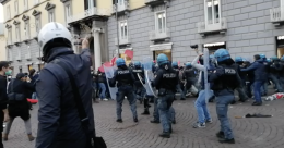 Bombe carta contro polizia, ancora scontri a Napoli
