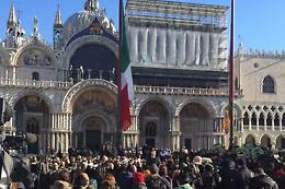 Piazza San Marco gremita per l'addio a Valeria