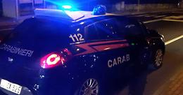 Commerciante reagisce a rapina e gli sparano nella gamba