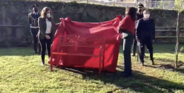 Prof uccisa dal compagno, all'Università una panchina rossa per ricordare Adalgisa
