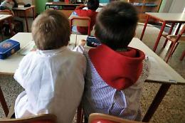 Minacce e schiaffi ai bambini, maestra sospesa