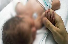 Neonato ustionato a Portici, pene inasprite ai genitori