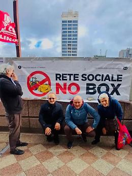 Rete NoBox, protesta davanti la Regione: sit in contro la legge urbanistica 