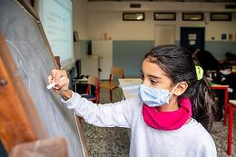 Scuola e Covid, la proposta della Regioni: «Solo sintomatici a casa»