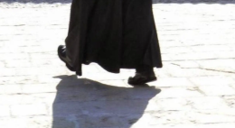 Tenta di rapinare una suora e un sacerdote, arrestato