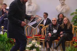 Costanzo, alla camera ardente l'omaggio di tv e politica