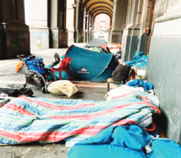 Sgomberati i clochard sotti i porticati, poi via ai lavori alla Galleria Principe