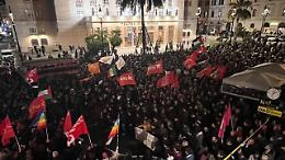 Studenti in piazza contro i “manganelli”, tensione ma nessuno scontro
