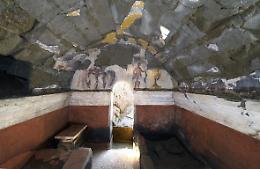 Archeologia, tomba dipinta del II secolo a.C. riemerge dagli scavi di Cuma 