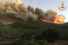 Inferno sul Monte Serra, 700 sfollati