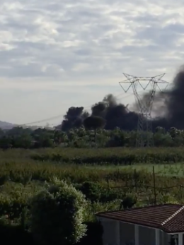 Maxi-incendio a Giugliano, nube nera sull'area nord