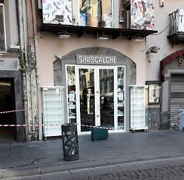 Valigia abbandonata in via Toledo, falso allarme bomba 