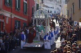 Covid, a Procida la processione dei misteri diventa in “miniatura"