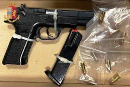 Armi e droga nel vano ascensore, la scoperta a Scampia