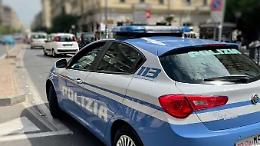 Minaccia i poliziotti con due siringhe, in manette