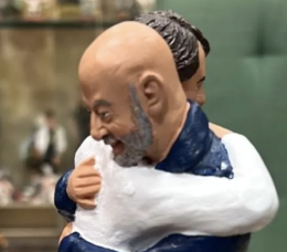 L'abbraccio con Vialli sul presepe e Mancini si commuove