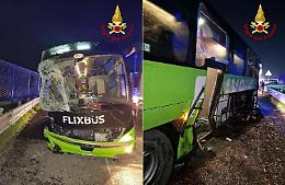 Incidente sull'A1, pullman Flixbus si schianta nella notte: un morto
