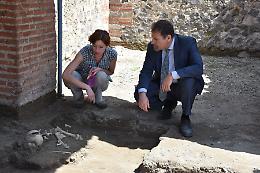 Scheletro di bambino emerge dagli Scavi di Pompei