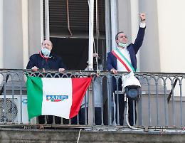 25 Aprile, de Magistris canta “Bella ciao" col pugno chiuso