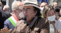 Al Bano in piazza a Napoli con i sindaci del Sud