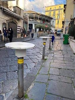 A Napoli i paletti dei marciapiedi diventano tavolini all'aperto da bar 