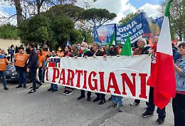 25 Aprile, a Roma il corteo Anpi: polemiche per striscioni anti Usa e Nato