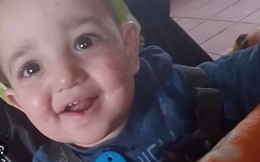 Lacrime e commozione per l’addio al piccolo Francesco Pio