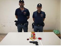 Sorpreso con una pistola giocattolo, 19enne nei guai