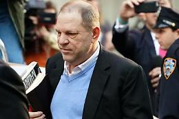 Weinstein arrestato per stupro, paga la cauzione ed esce