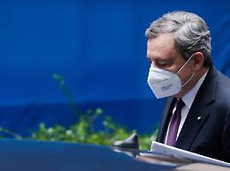 Draghi: «Accelerare su vaccini, green pass pronto a metà giugno»