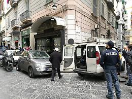 Rapina in gioielleria, spari al Borgo Orefici: un ferito