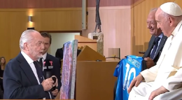 De Laurentiis dona al Papa una maglia del Napoli