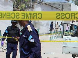 Mogadiscio, kamikaze davanti all’hotel di turisti: sette morti