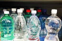 Costa: «Vietare bottiglie di plastica in edifici pubblici»