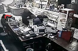 Accoltellato per motivi passionali, due arresti per tentato omicidio