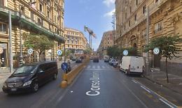 Auto va contro impalcatura, chiuso tratto corso Umberto