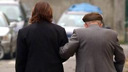 Minaccia e picchia un anziano, divieto di avvicinamento per l'ex badante