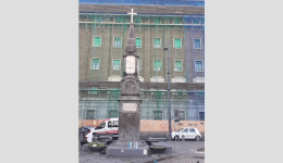 L'obelisco del 1799 abbandonato a degrado e rifiuti. Un simbolo che non piace a DeMa