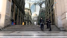 Galleria Umberto, l'ambulante è un bambino: denunciato il padre
