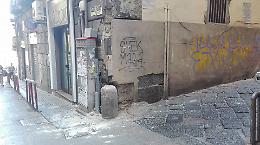 Napoli, crollo di calcinacci in via Serra