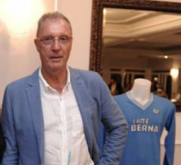 Onorificenza a Ruud Krol, capitano del Napoli negli anni '80