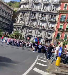 Operai Whirlpool in piazza, corteo fino al consolato Usa